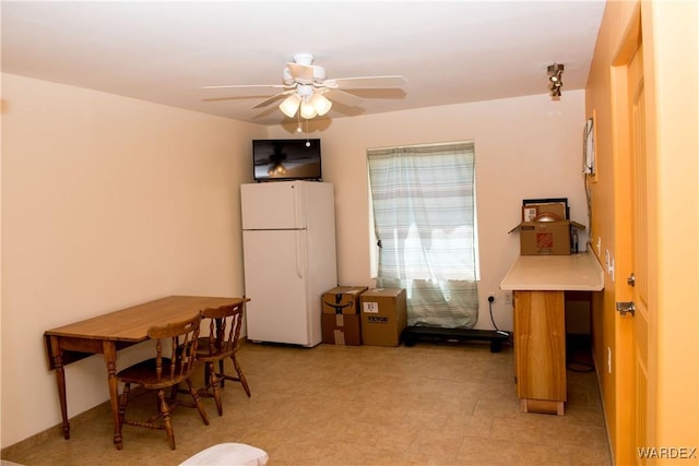 dining area with ceiling fan