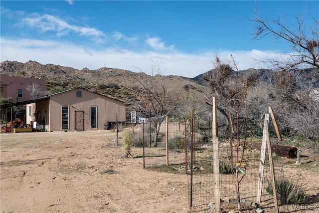 view of yard featuring a mountain view