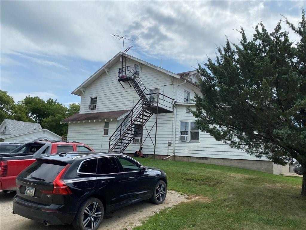 view of front of house with a front yard