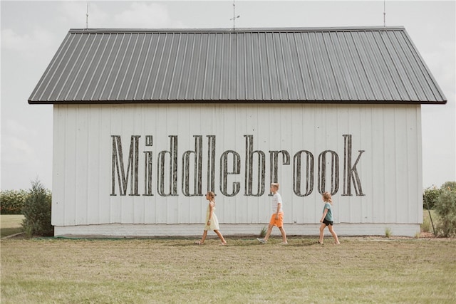 community sign featuring a yard