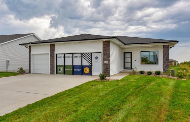 view of front facade featuring a garage and a front lawn