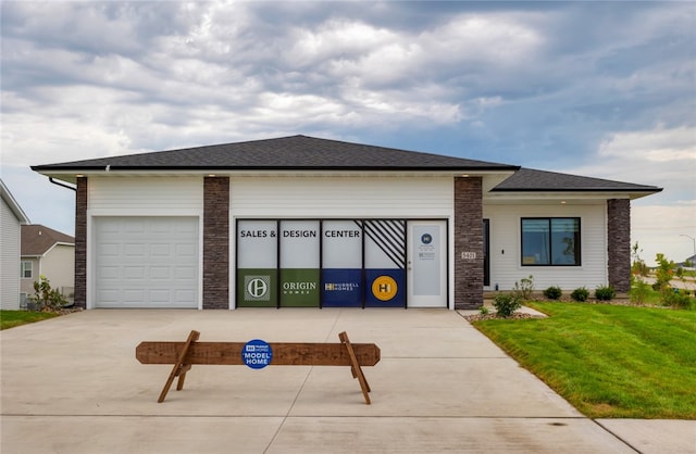 view of front of home featuring a front lawn and a garage