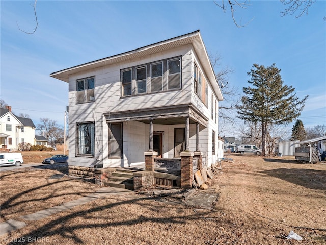 view of front of property featuring a front yard and a porch