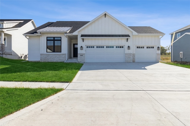 view of front facade featuring a front lawn and a garage