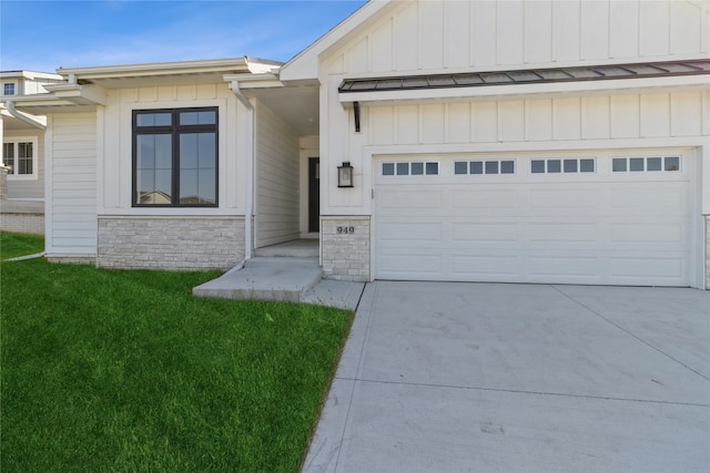 view of front of house with a front lawn and a garage