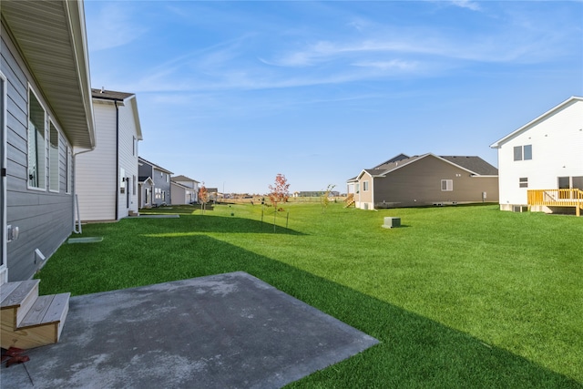 view of yard featuring a patio area