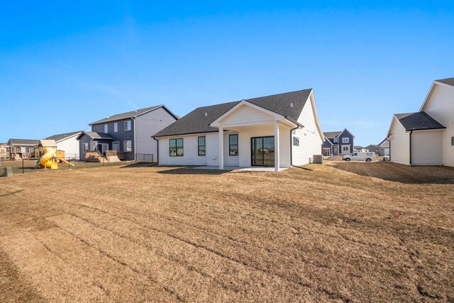 2814 NW Westwood Ct, Ankeny, IA 50023 - rear view of house featuring central AC and a yard