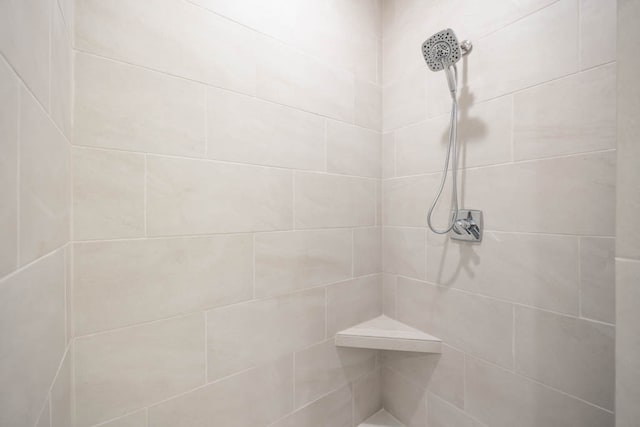 2814 NW Westwood Ct, Ankeny, IA 50023 - bathroom featuring a tile shower