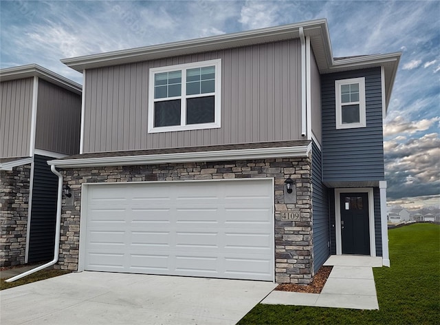 view of front of property featuring a front lawn and a garage