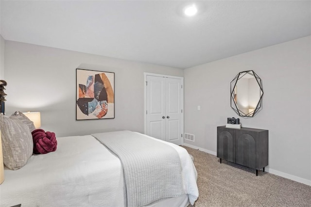 bedroom featuring carpet flooring and a closet