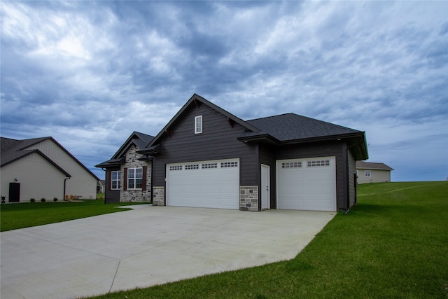 view of front of home featuring a front yard and a garage