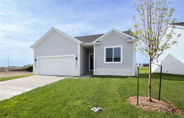 view of front of house featuring a front lawn and a garage