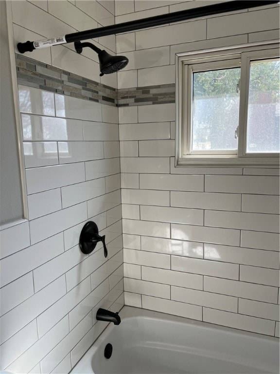 bathroom with tiled shower / bath combo