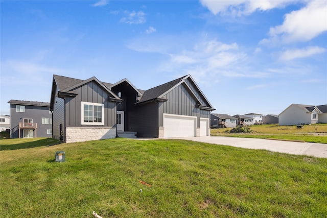 view of front of property featuring a front lawn and a garage