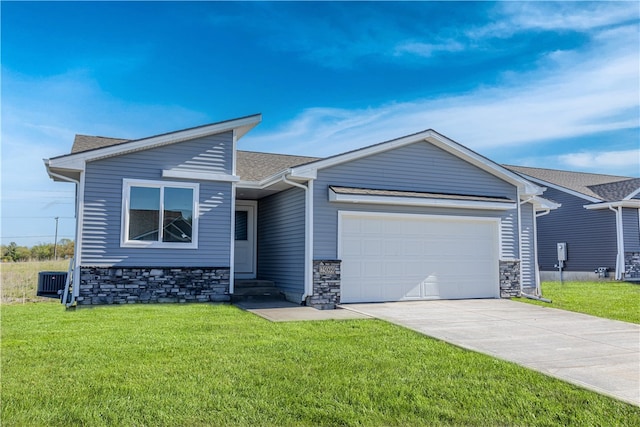 view of front of property featuring a front yard and a garage