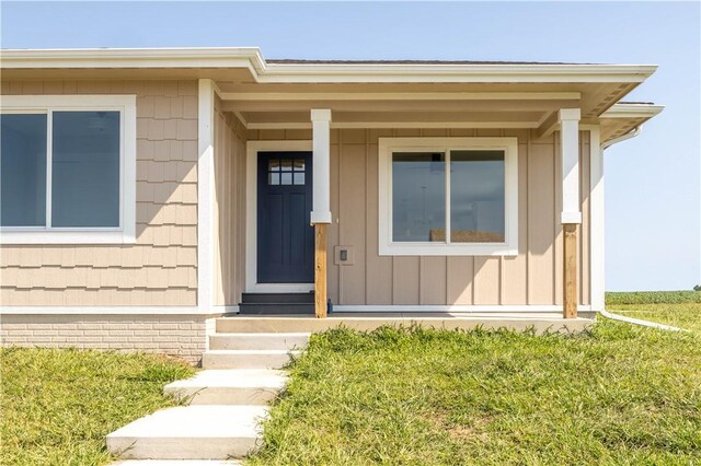 property entrance featuring a yard