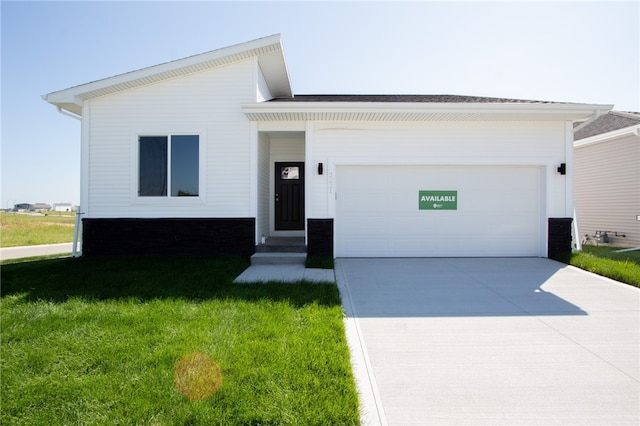 view of front of home featuring a garage and a front yard