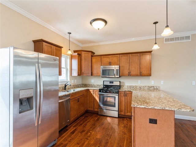 kitchen featuring appliances with stainless steel finishes, dark wood-type flooring, kitchen peninsula, and pendant lighting