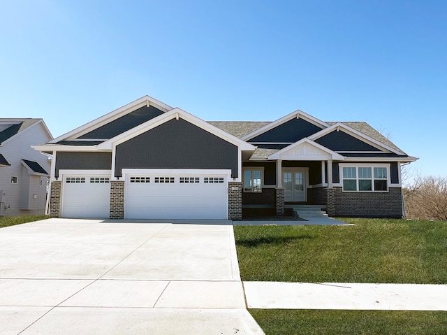 craftsman-style home featuring a front lawn