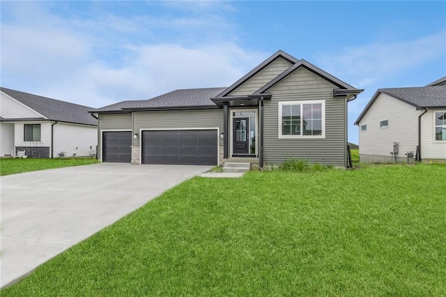 view of front facade featuring a front yard and a garage