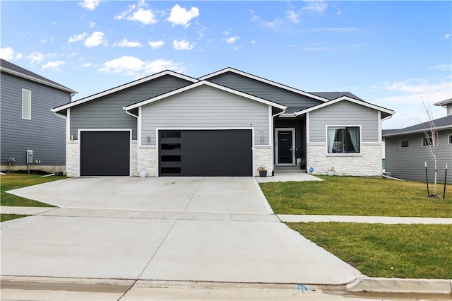 view of front of home featuring a front yard and a garage