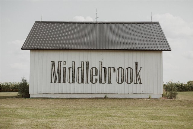 community sign with a lawn