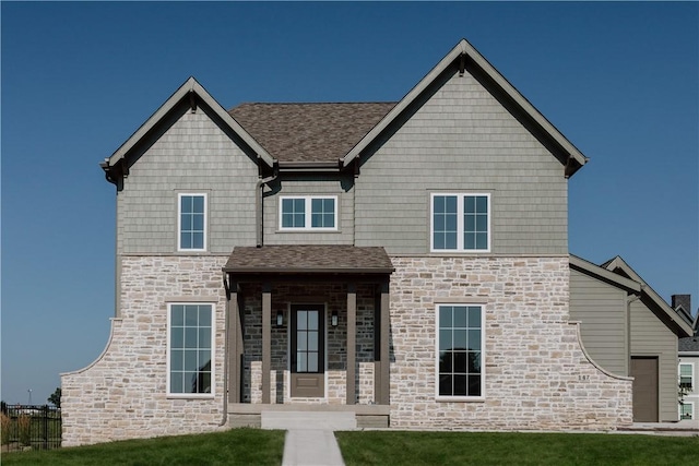 view of front of property featuring a front yard