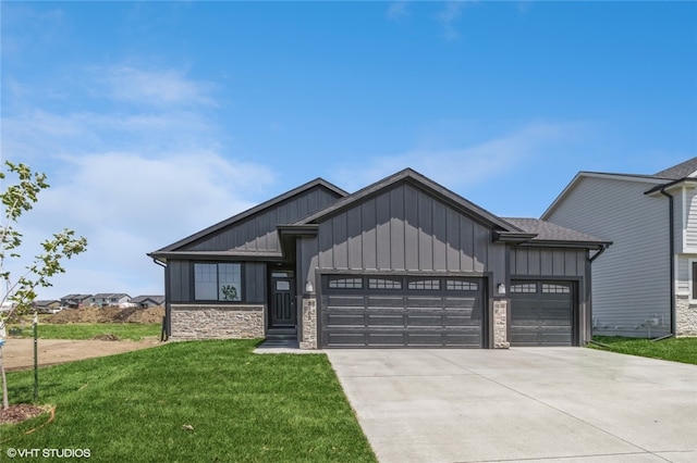 view of front facade featuring a garage and a front yard