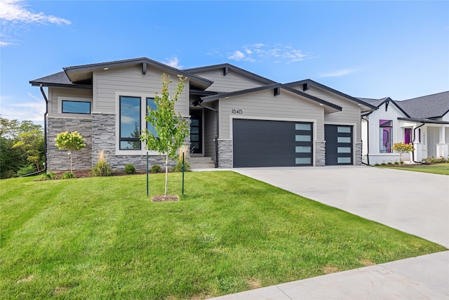 view of front facade featuring a garage and a front lawn