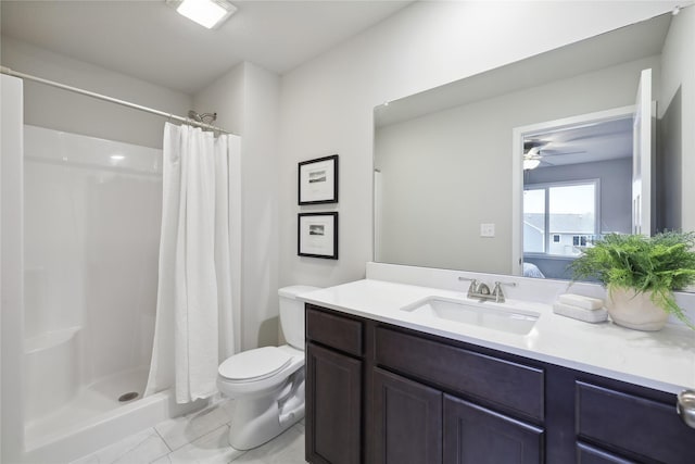 bathroom featuring a shower with shower curtain, vanity, toilet, and ceiling fan