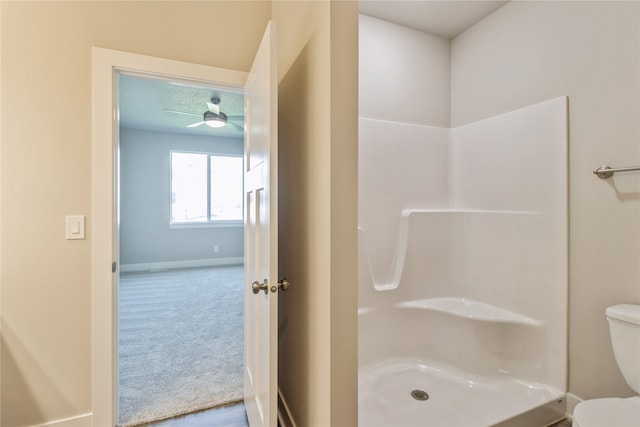 bathroom featuring a shower, toilet, and ceiling fan