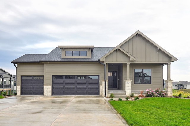 view of front of property featuring a front lawn and a garage