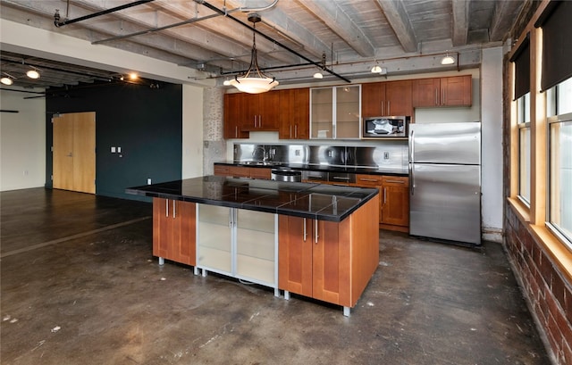 kitchen with stainless steel appliances, pendant lighting, a center island, sink, and a breakfast bar area