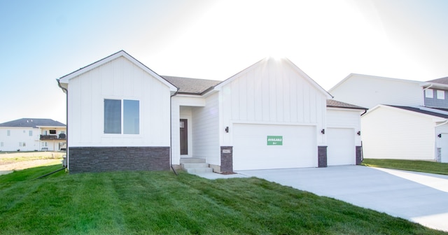 view of front facade featuring a garage and a front lawn