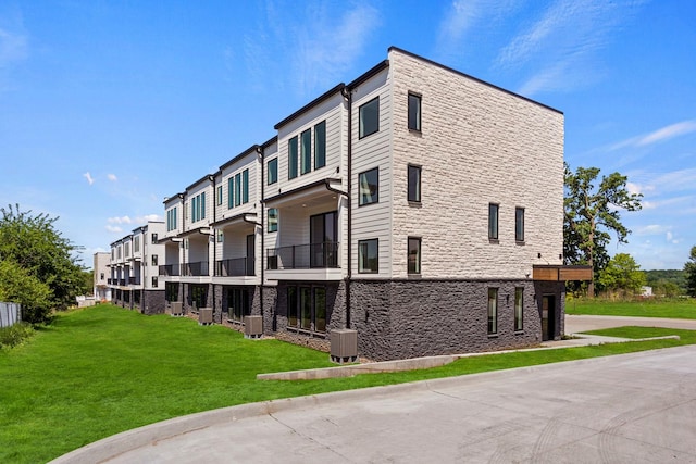 2738 Fleur Dr Unit 23, Des Moines, IA 50321 - view of property with a residential view and central AC unit