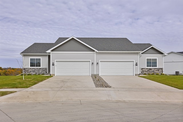 view of front of property featuring a front yard and a garage