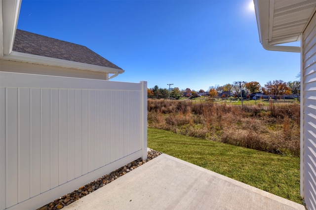 view of yard featuring a patio