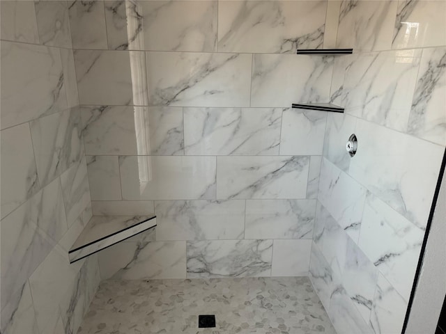 bathroom featuring a tile shower