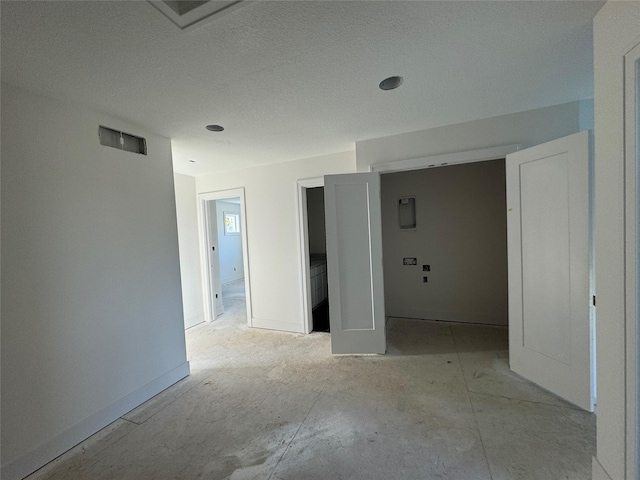 empty room featuring a textured ceiling