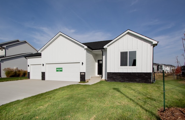 view of front of house featuring a front yard and a garage