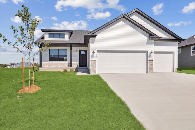 craftsman inspired home featuring a front lawn