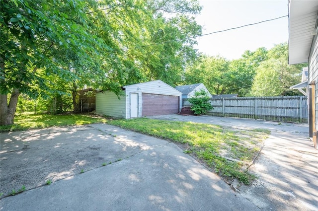 1613 York St, Des Moines, IA 50316 - view of yard with an outbuilding and a garage