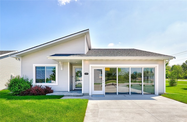 view of front of property featuring a patio area and a front lawn