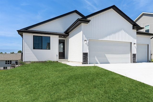 view of front of property featuring a front lawn