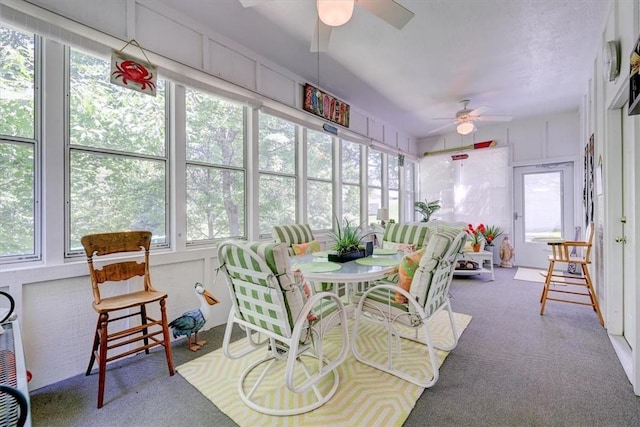 sunroom with ceiling fan