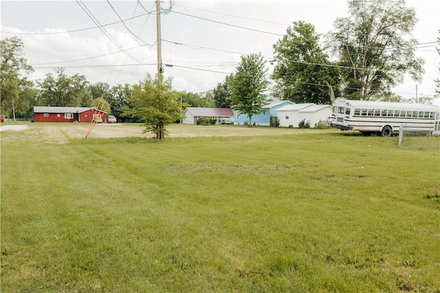 view of green lawn