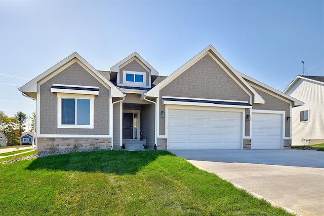 craftsman inspired home with a front lawn and a garage