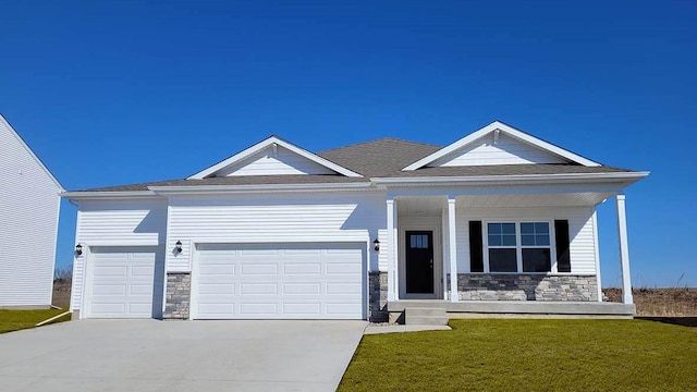 view of front facade featuring a garage and a front yard