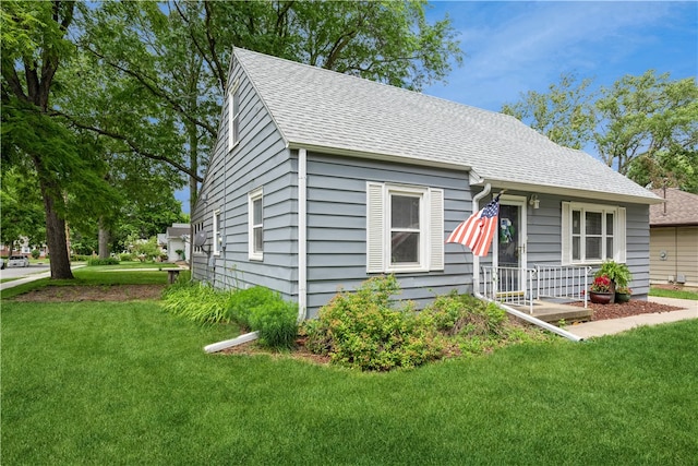 view of front of property featuring a front yard