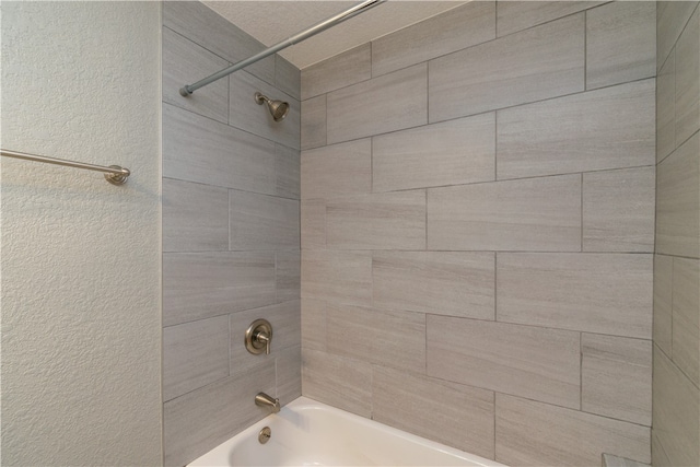 bathroom featuring tiled shower / bath combo